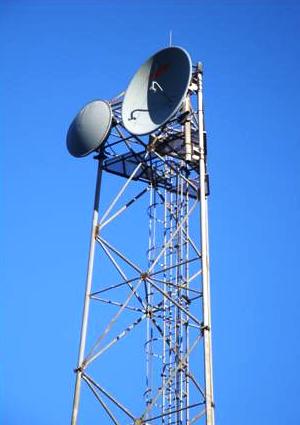 Microwave radio tower with a class 1 parabolic antenna and a class 2 parabolic antenna